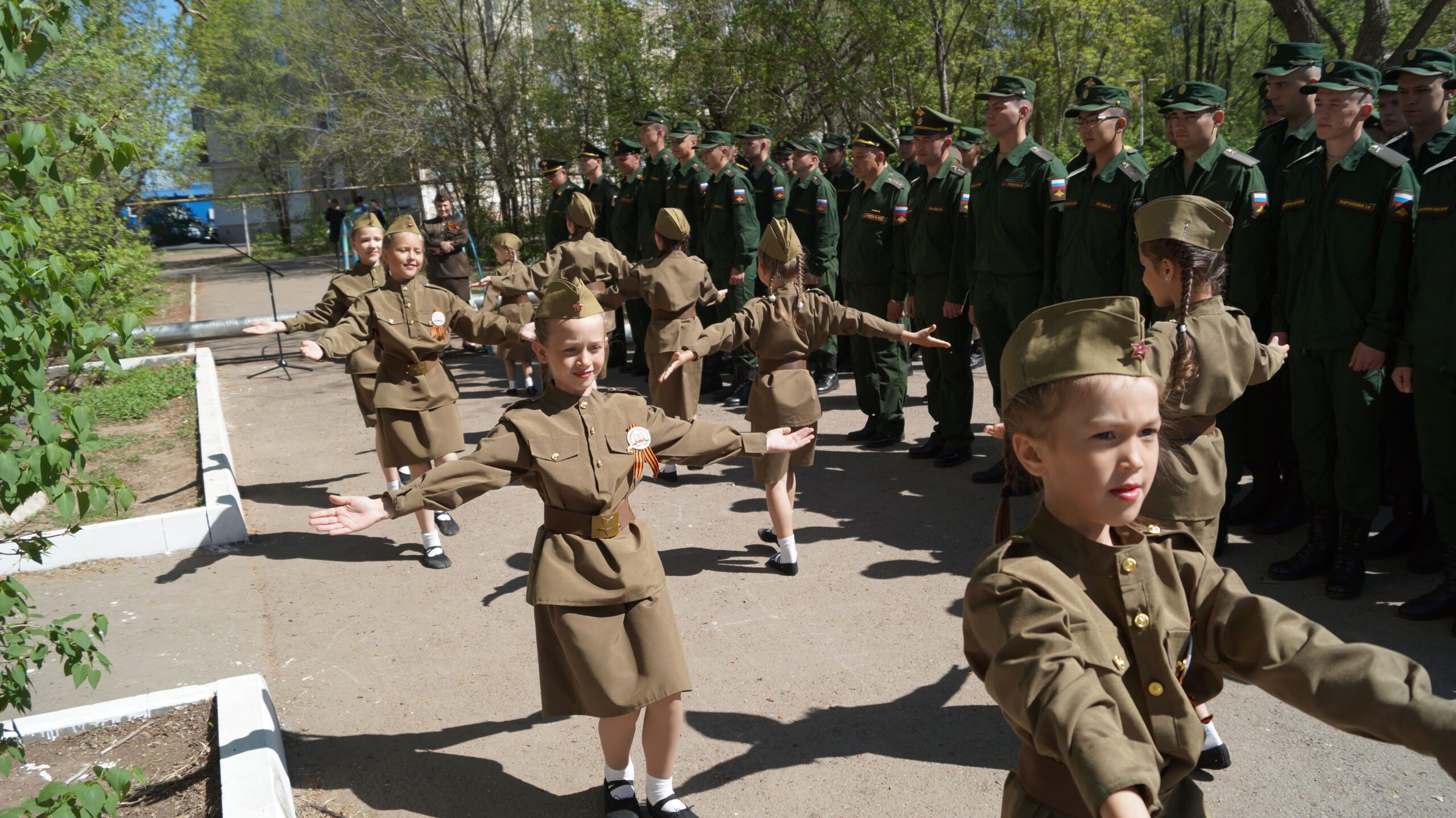 Праздничный митинг в честь Дня Победы около дома ветерана ВОВ