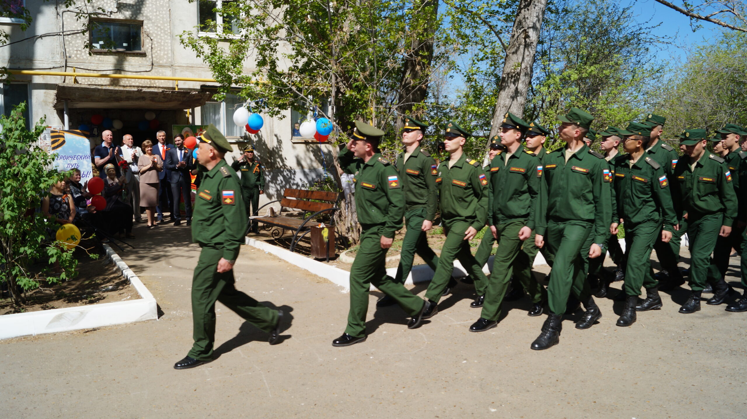Праздничный митинг в честь Дня Победы около дома ветерана ВОВ