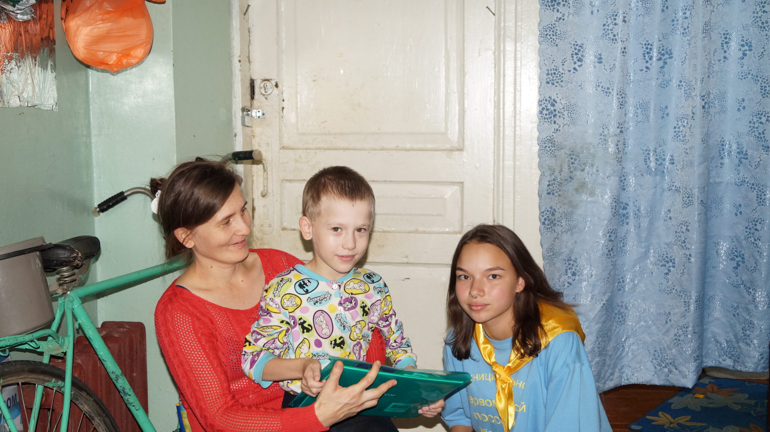 Волонтеры п.Первомайский вручили школьные наборы детям