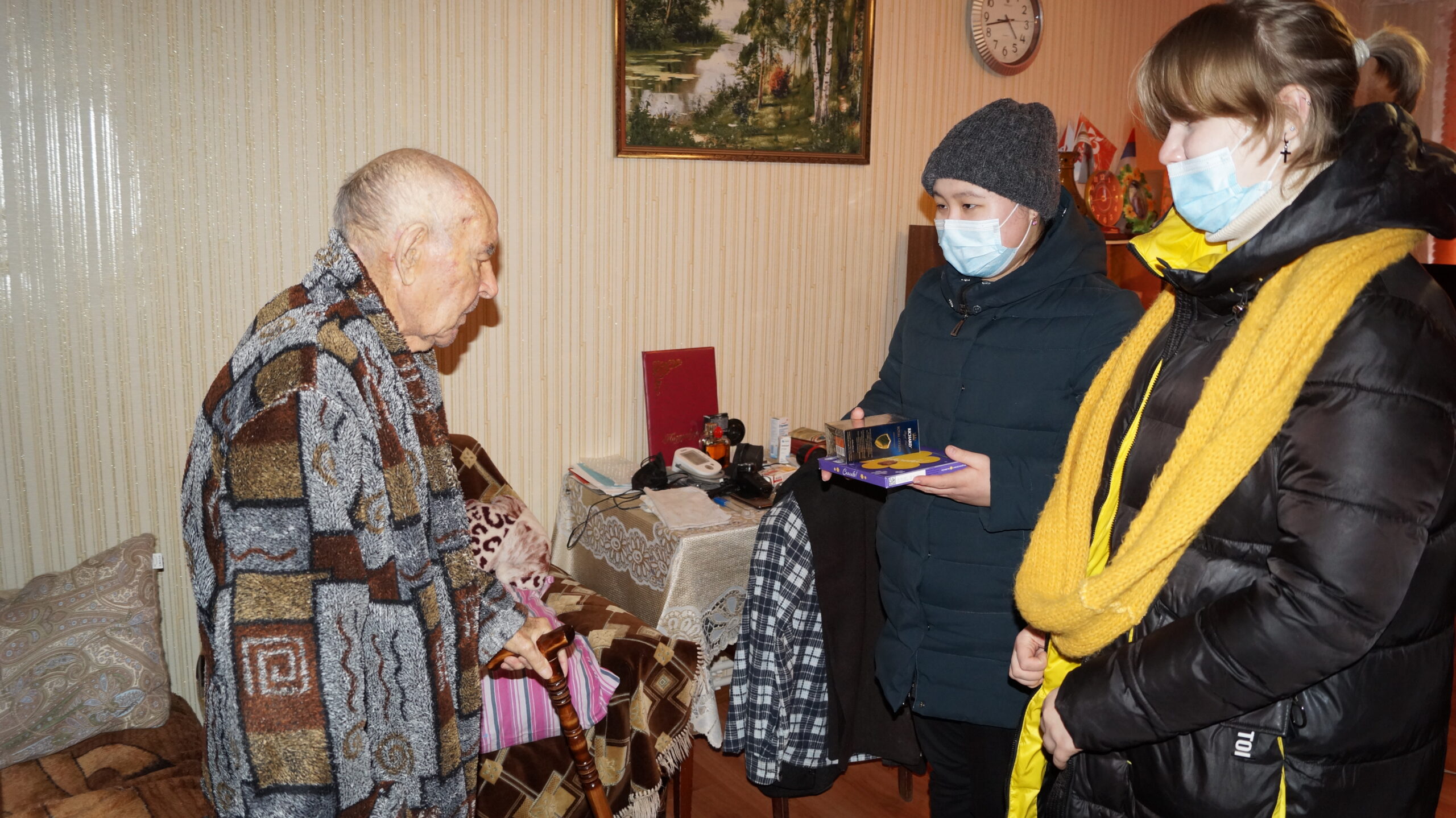 Волонтеры поздравили ветерана поселка Первомайский с днем защитника Отечества