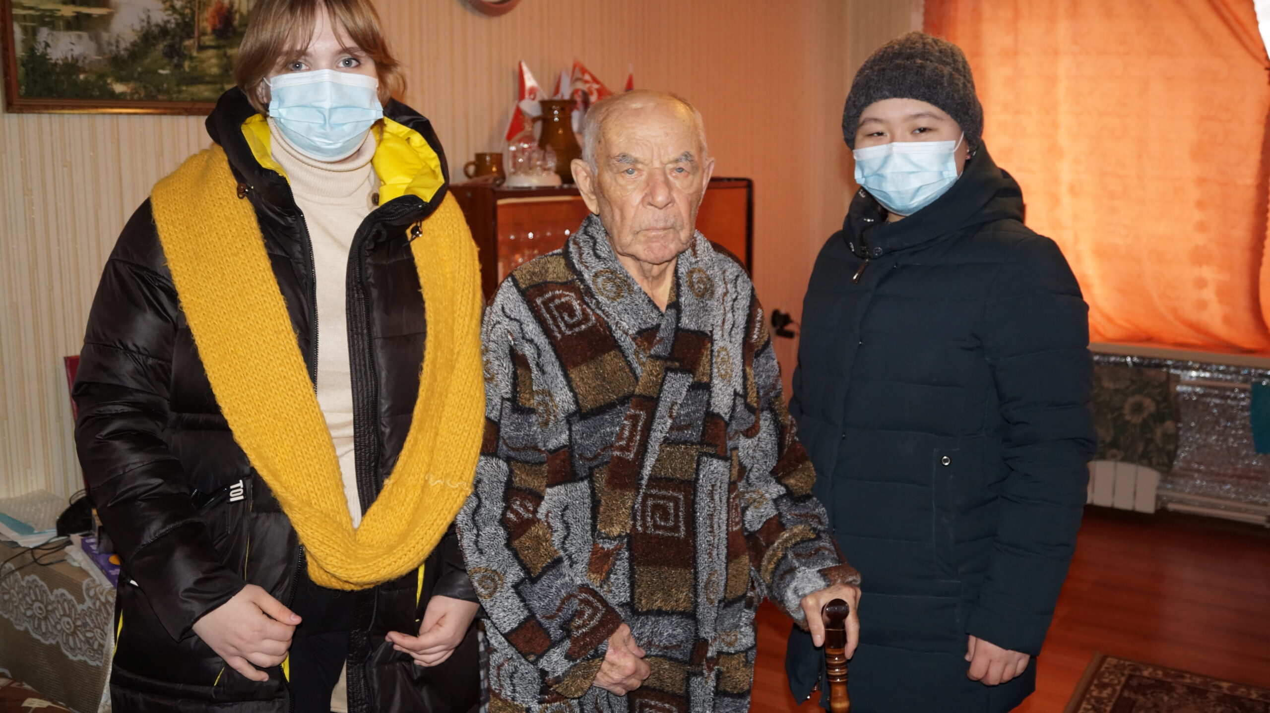 Волонтеры поздравили ветерана поселка Первомайский с днем защитника Отечества