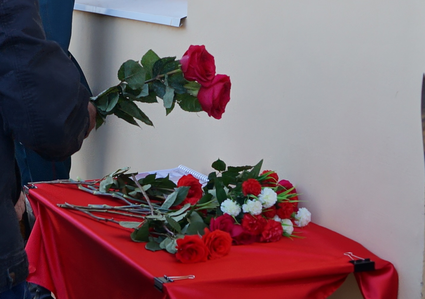 В п. Первомайский открыли мемориальную доску в честь погибшего летчика-испытателя капитана И.А. Симонова